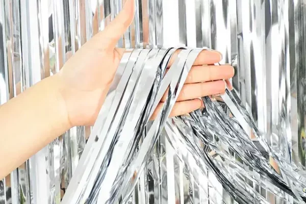 Серебряная фольгированная шторка: фото и идеи применения